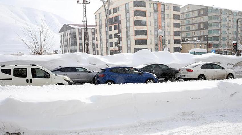 Bitlis'te böylesi görülmedi! Evlerde mahsur kaldılar, kar yağışı araçları kaybetti