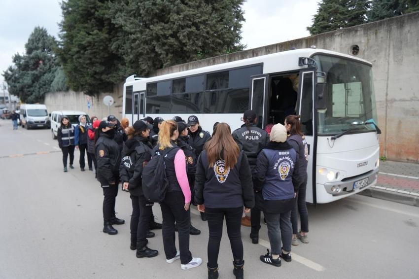 Yapay zekayla kadın oldular! Akılalmaz sistem deşifre edildi: 483 milyonluk vurgun yaptılar