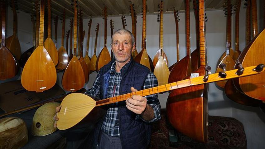 Kırık bir bağlama ile başladı! 37 yıldır 5 metrekarelik atölyesinde imkansızı başarıyor