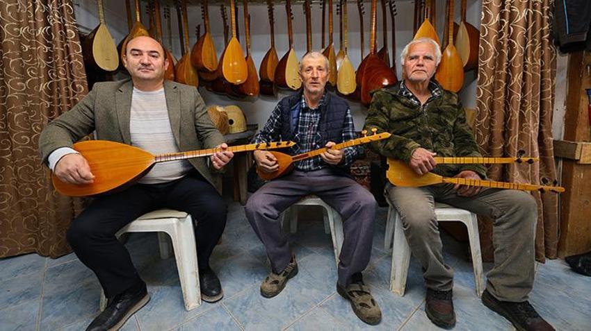 Kırık bir bağlama ile başladı! 37 yıldır 5 metrekarelik atölyesinde imkansızı başarıyor