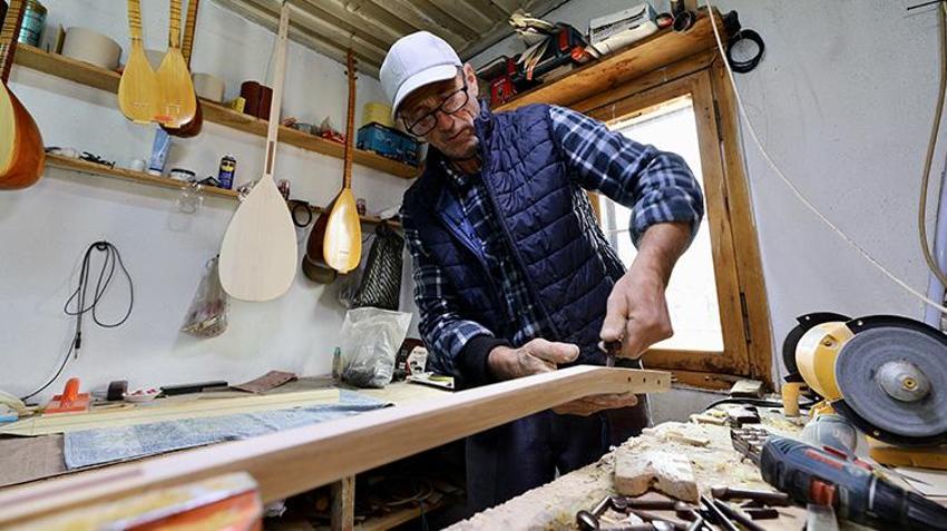 Kırık bir bağlama ile başladı! 37 yıldır 5 metrekarelik atölyesinde imkansızı başarıyor