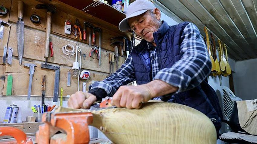 Kırık bir bağlama ile başladı! 37 yıldır 5 metrekarelik atölyesinde imkansızı başarıyor