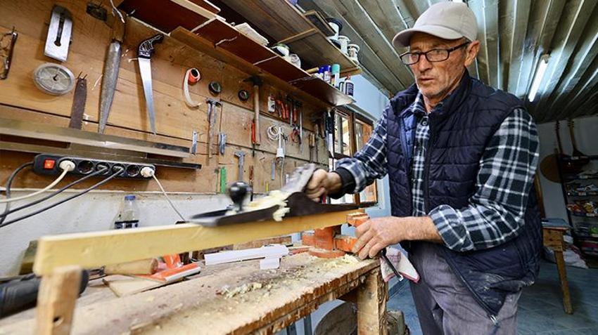 Kırık bir bağlama ile başladı! 37 yıldır 5 metrekarelik atölyesinde imkansızı başarıyor