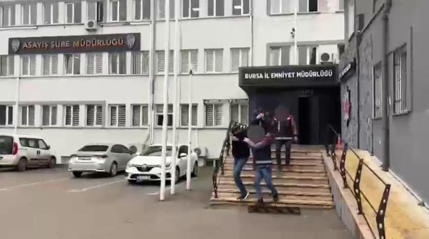 Bursa’nın Osmangazi ve Nilüfer ilçelerinde sahte altın vurgunu: Kuyumcuları dolandırdılar, kameralara yakalandılar