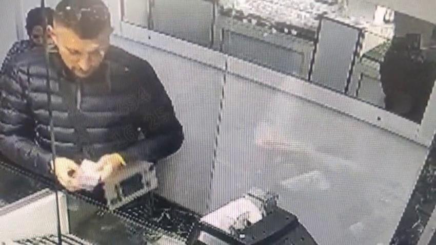 Bursa’nın Osmangazi ve Nilüfer ilçelerinde sahte altın vurgunu: Kuyumcuları dolandırdılar, kameralara yakalandılar
