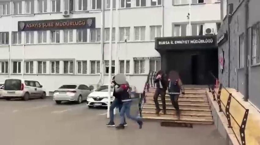 Bursa’nın Osmangazi ve Nilüfer ilçelerinde sahte altın vurgunu: Kuyumcuları dolandırdılar, kameralara yakalandılar