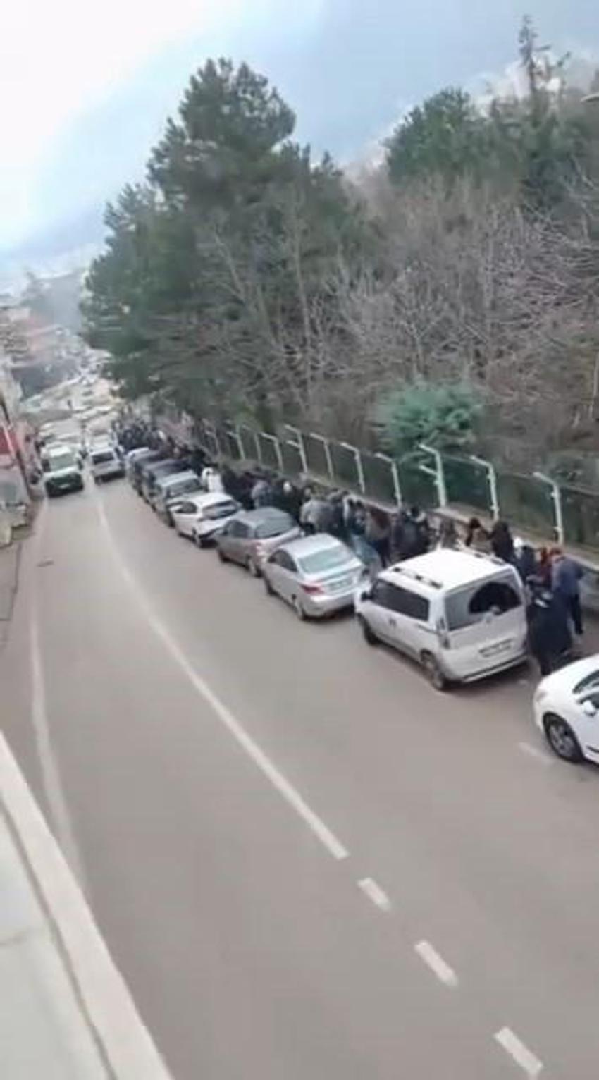 Uludağ'da 500 metreyi aşan kuyruk! Sadece ona binebilmek için beklediler