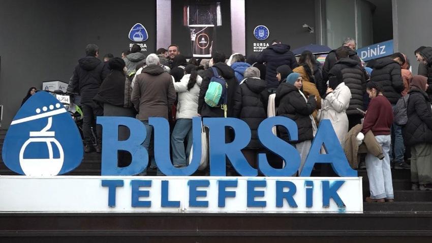 Uludağ'da 500 metreyi aşan kuyruk! Sadece ona binebilmek için beklediler