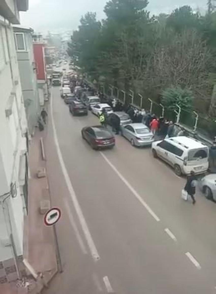 Uludağ'da 500 metreyi aşan kuyruk! Sadece ona binebilmek için beklediler