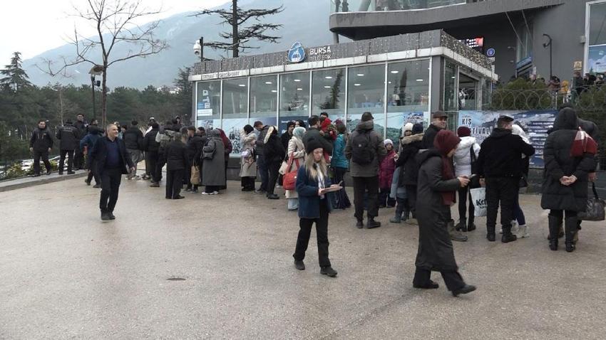 Uludağ'da 500 metreyi aşan kuyruk! Sadece ona binebilmek için beklediler