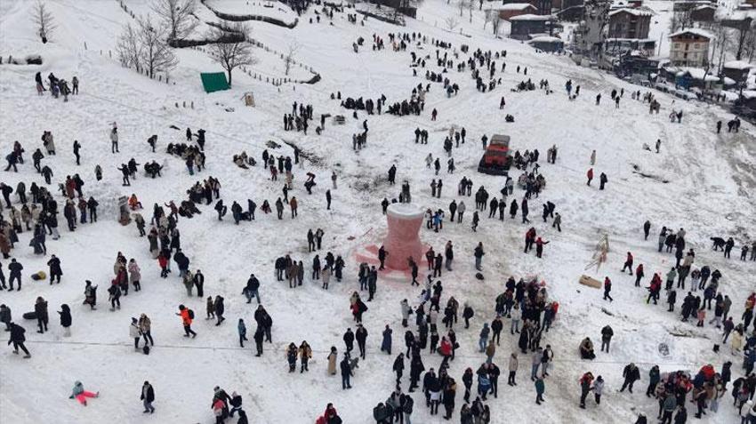 Dünyanın en büyük kardan çay bardağı görücüye çıktı! Ayder'de kar festivali kayakla başladı