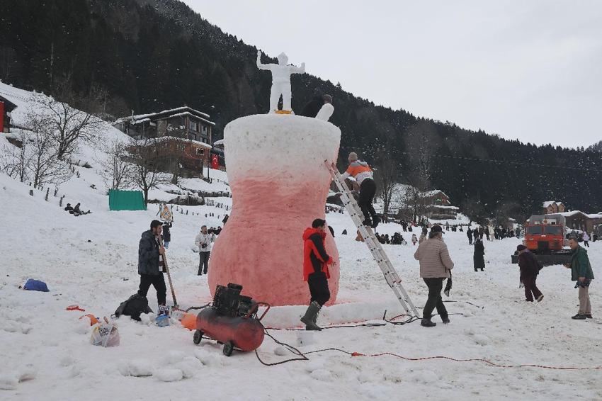 Dünyanın en büyük kardan çay bardağı görücüye çıktı! Ayder'de kar festivali kayakla başladı