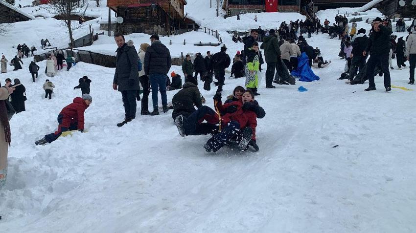 Dünyanın en büyük kardan çay bardağı görücüye çıktı! Ayder'de kar festivali kayakla başladı