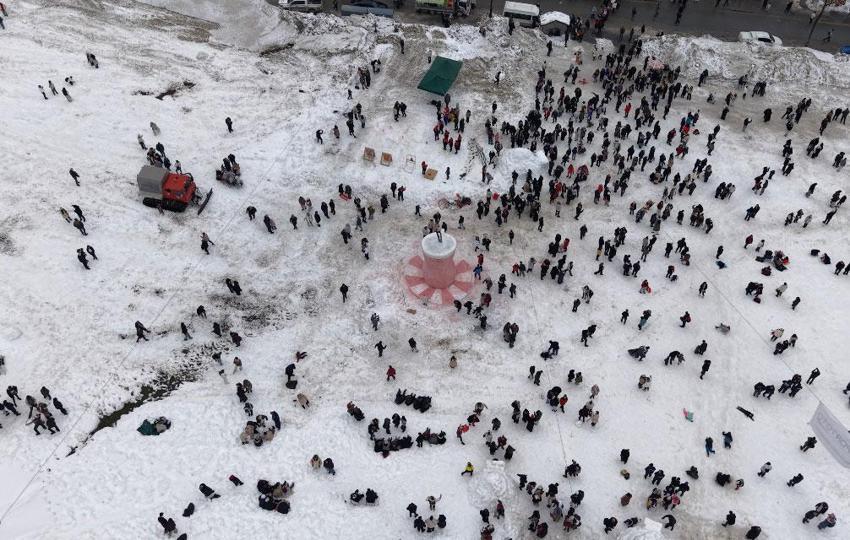 Dünyanın en büyük kardan çay bardağı görücüye çıktı! Ayder'de kar festivali kayakla başladı