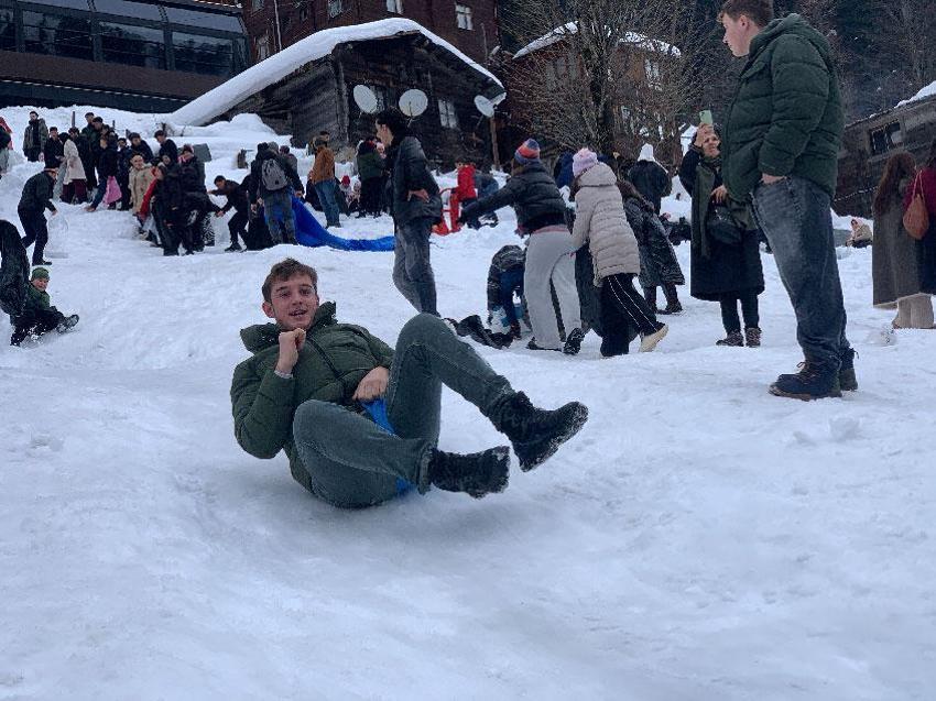 Dünyanın en büyük kardan çay bardağı görücüye çıktı! Ayder'de kar festivali kayakla başladı