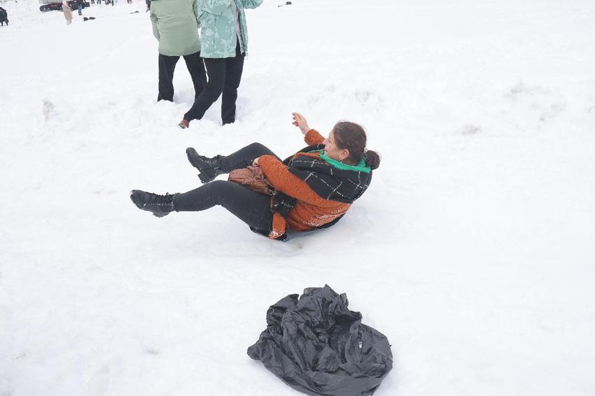 Dünyanın en büyük kardan çay bardağı görücüye çıktı! Ayder'de kar festivali kayakla başladı