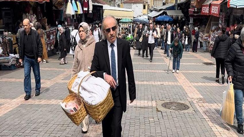 Bursa'nın 'kravatlı simitçisi' her gün 150 tane satıyor: 'Sokak simidini yerden vitrine kaldırdım'