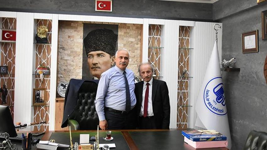 Bursa'nın 'kravatlı simitçisi' her gün 150 tane satıyor: 'Sokak simidini yerden vitrine kaldırdım'