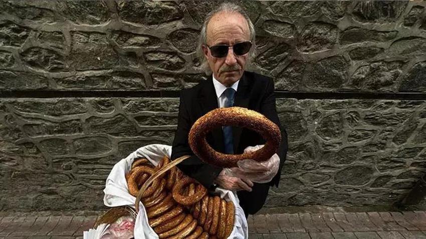 Bursa'nın 'kravatlı simitçisi' her gün 150 tane satıyor: 'Sokak simidini yerden vitrine kaldırdım'