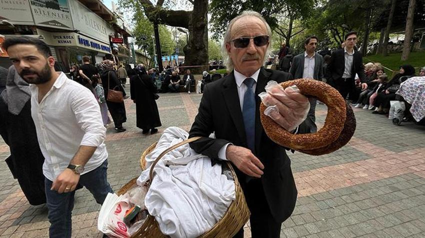 Bursa'nın 'kravatlı simitçisi' her gün 150 tane satıyor: 'Sokak simidini yerden vitrine kaldırdım'