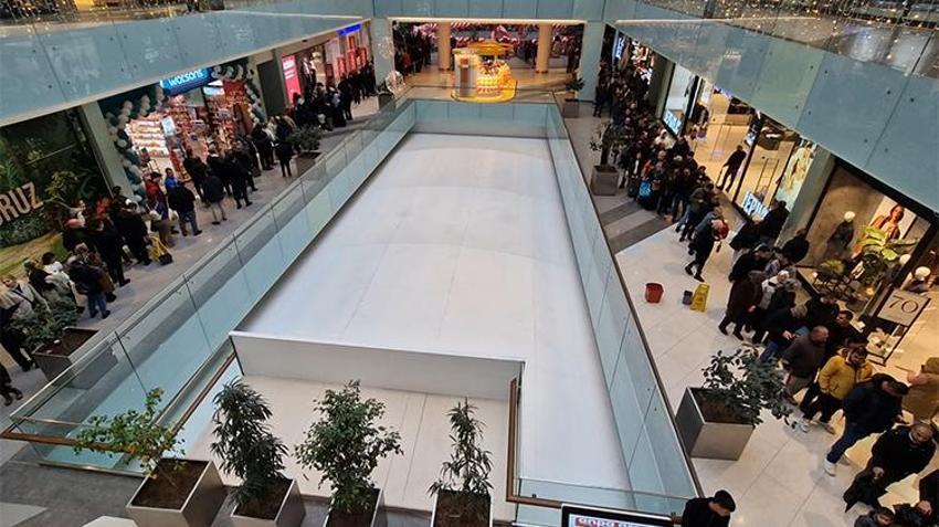 Antalya'da mağaza açılışında indirimden yararlanmak isteyenler uzun kuyruklar oluşturdu