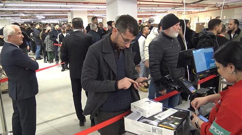 Antalya'da mağaza açılışında indirimden yararlanmak isteyenler uzun kuyruklar oluşturdu