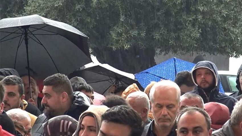 Antalya'da mağaza açılışında indirimden yararlanmak isteyenler uzun kuyruklar oluşturdu