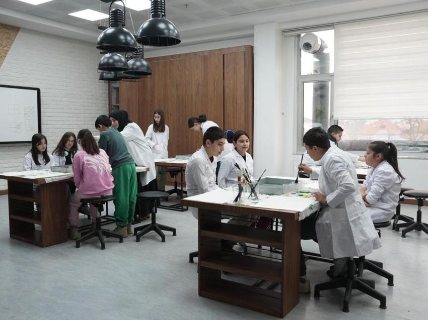 Düzce'de hizmete girdi, öğrenci akınına uğradı