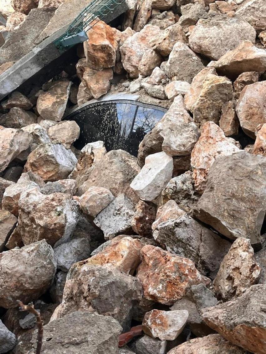 Denizli'de çöken duvar iki araç yuttu!