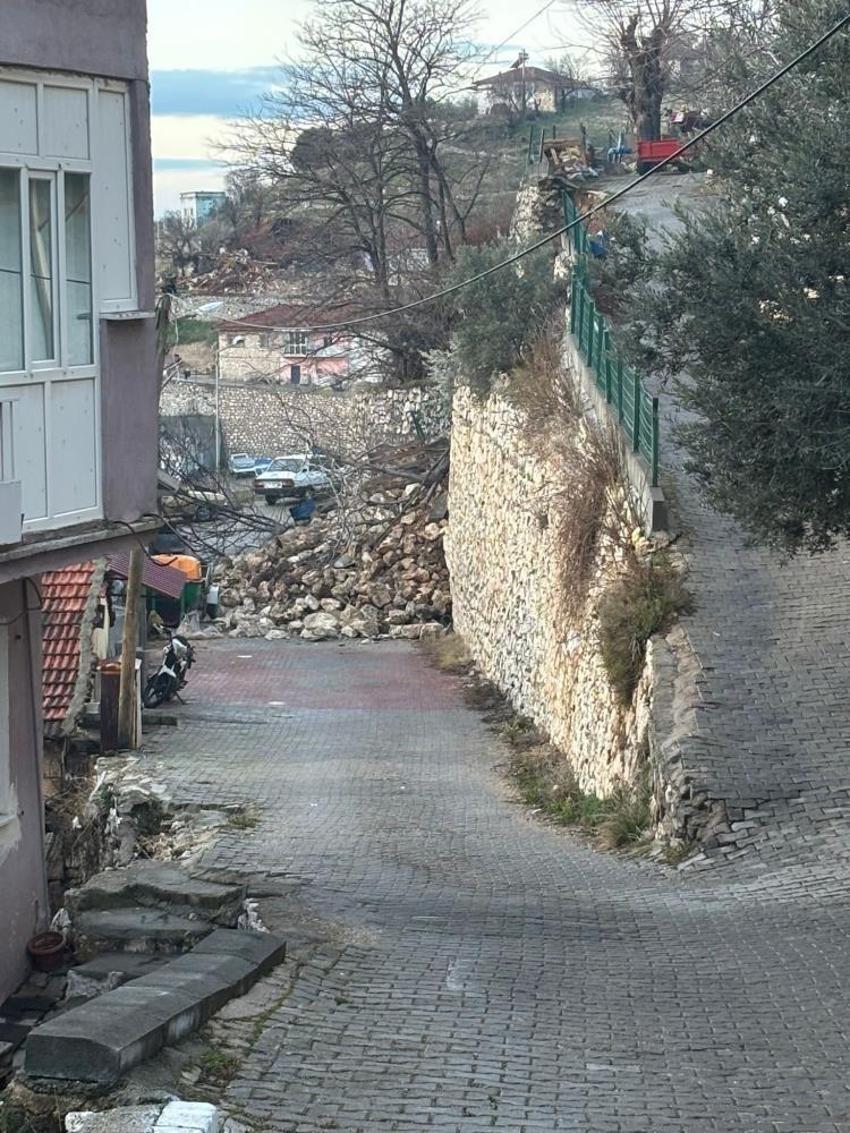 Denizli'de çöken duvar iki araç yuttu!