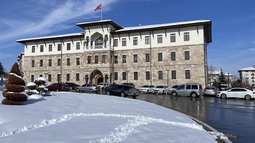 Sivas'ın valilik binası köye taşındı: Koyulhisar'da ilginç görüntü!