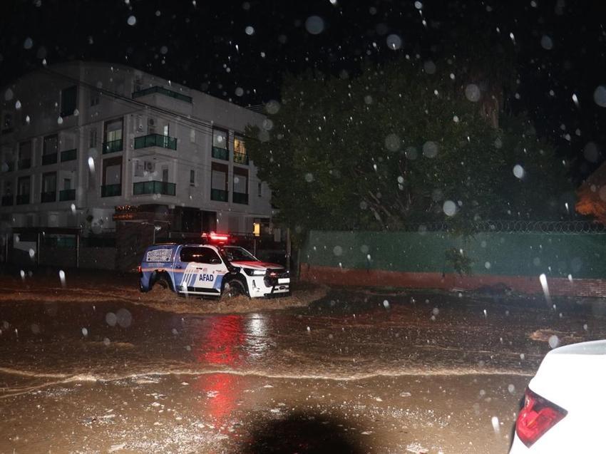 Antalya fırtınaya teslim oldu! Yollar kapandı, elektrik kesintileri yaşanıyor