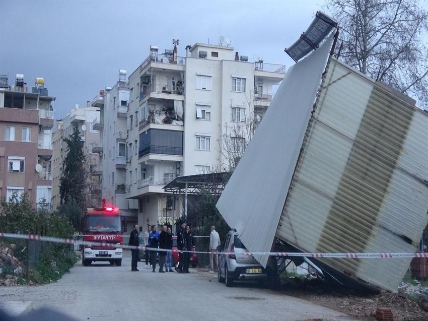 Antalya fırtınaya teslim oldu! Yollar kapandı, elektrik kesintileri yaşanıyor