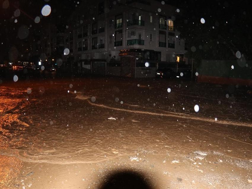 Antalya fırtınaya teslim oldu! Yollar kapandı, elektrik kesintileri yaşanıyor