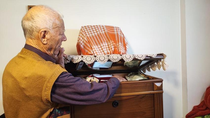 Eşinin acısı dinmeden ikinci şoku yaşadı! Adana’da 88 yaşındaki engelli adamın 'gizli bölme'deki 1 kilo altını sır oldu