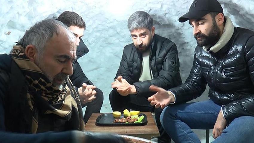 Muş'ta kardan çay ocağı hizmet vermeye başladı! Çay, kahve ve sıcak süt satılıyor: Çiğköfte ikram ediliyor