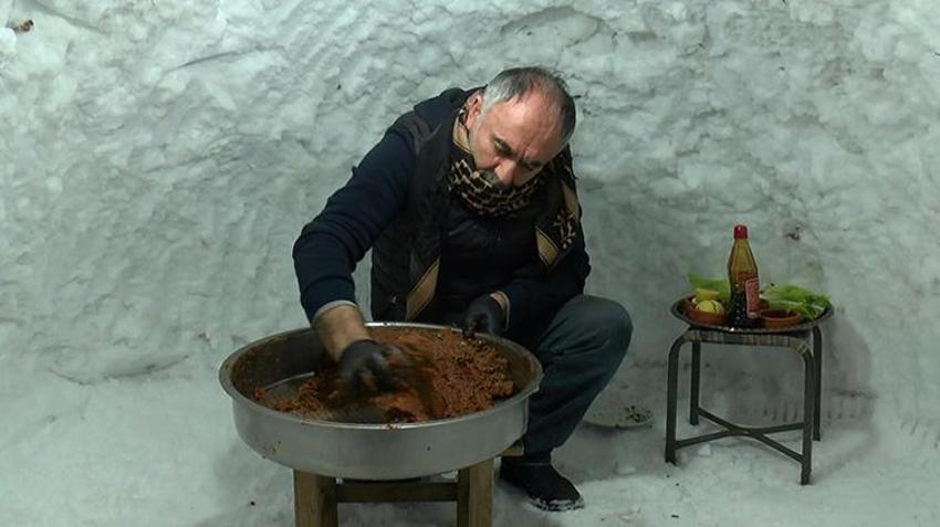 Muş'ta kardan çay ocağı hizmet vermeye başladı! Çay, kahve ve sıcak süt satılıyor: Çiğköfte ikram ediliyor