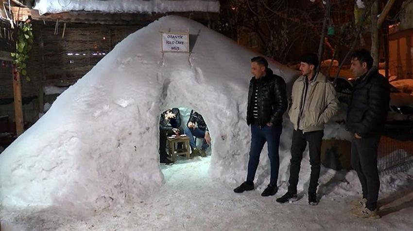 Muş'ta kardan çay ocağı hizmet vermeye başladı! Çay, kahve ve sıcak süt satılıyor: Çiğköfte ikram ediliyor