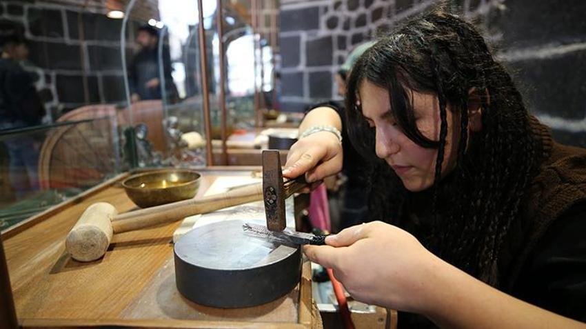 Kadınların gözdesi Diyarbakır hasırı artık erkeklerin kolunda! 500 yıllık gelenek kabuk değiştirdi