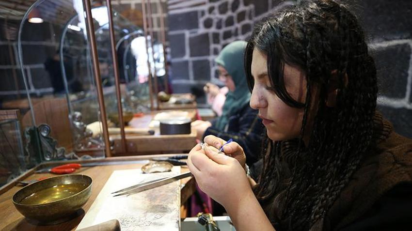 Kadınların gözdesi Diyarbakır hasırı artık erkeklerin kolunda! 500 yıllık gelenek kabuk değiştirdi