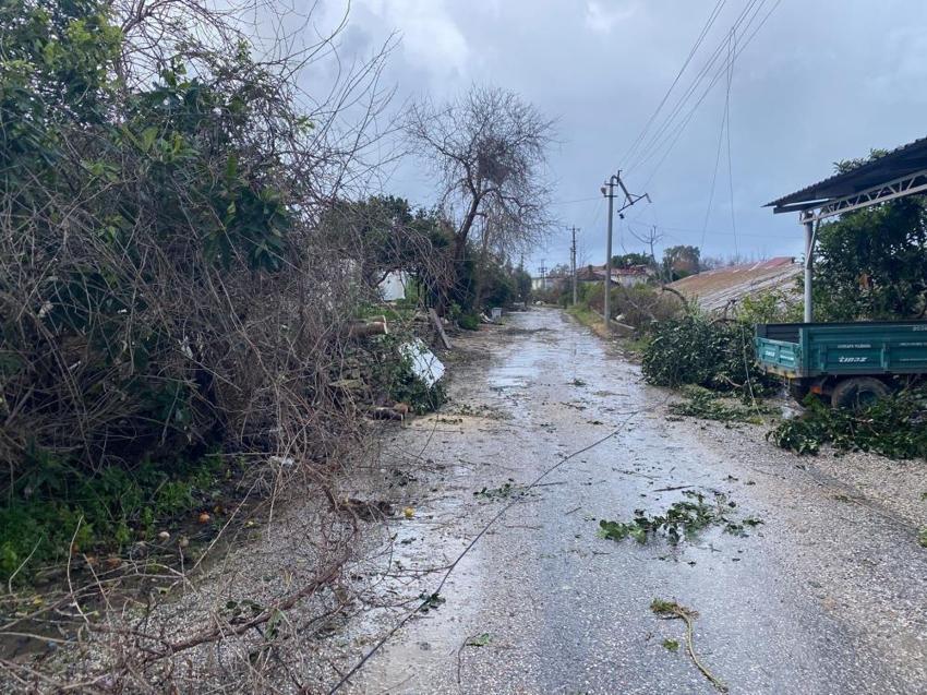 Antalya'da 3 mahalle yok oldu: Önüne kattığı her şeyi savurdu