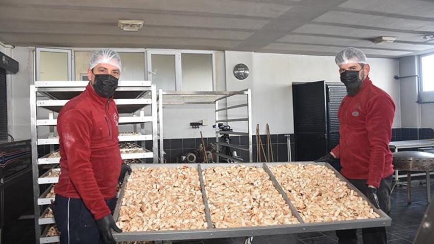 Apartman dairesinde üretmeye başladılar, Avrupa sofralarına taşıdılar! Gümüşhaneli karı koca el birliğiyle geleneksel lezzeti dünya markası yaptılar