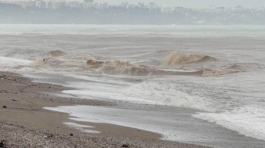 Antalya'da denizin rengi değişti! Sahilde mücevher avı başladı!