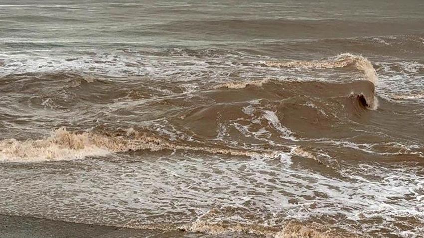 Antalya'da denizin rengi değişti! Sahilde mücevher avı başladı!