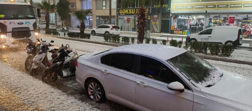 Mersin Silifke'de dolu felaketi: Sokaklar beyaza büründü, tarım alanları zarar gördü