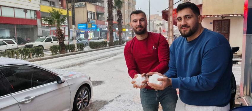 Mersin Silifke'de dolu felaketi: Sokaklar beyaza büründü, tarım alanları zarar gördü
