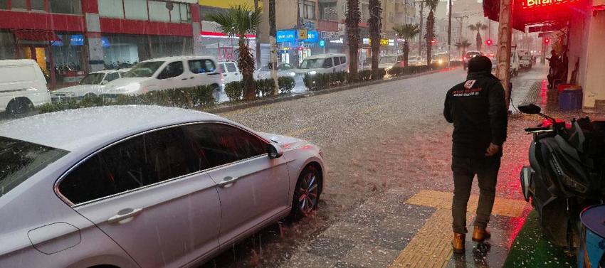 Mersin Silifke'de dolu felaketi: Sokaklar beyaza büründü, tarım alanları zarar gördü
