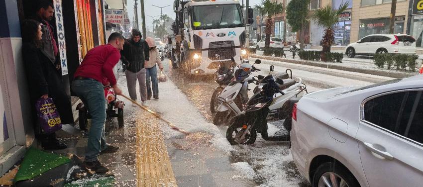 Mersin Silifke'de dolu felaketi: Sokaklar beyaza büründü, tarım alanları zarar gördü