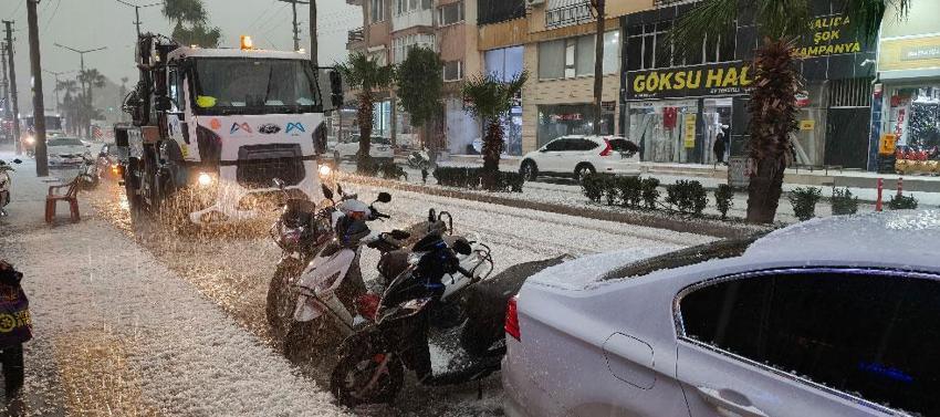 Mersin Silifke'de dolu felaketi: Sokaklar beyaza büründü, tarım alanları zarar gördü