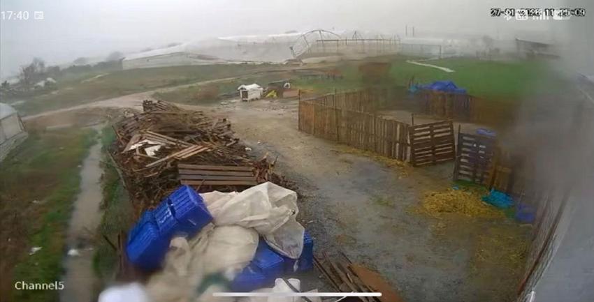 Antalya’da hortum felaketi: Saniyeler içinde yerle bir etti